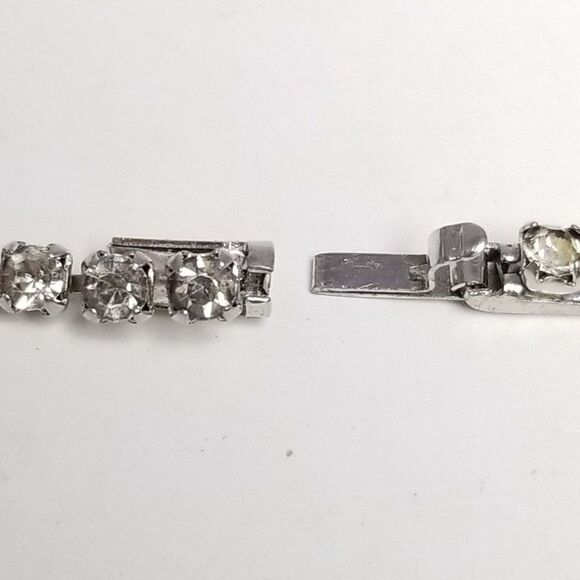 Vintage Rhinestone Bow Shape Center Collar Necklace, Retro Silver Tone Sparkle - Picture 5 of 8